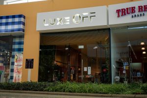 Tienda Luxe Off en plaza Outlet Puebla Premier