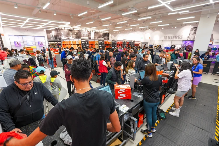 Personas comprando con ofertas Buen Fin en tenis Nike Outlet