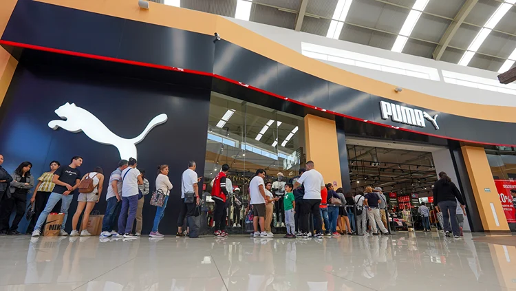 Personas que aprovechan descuentos del Buen Fin en tienda Puma Outlet