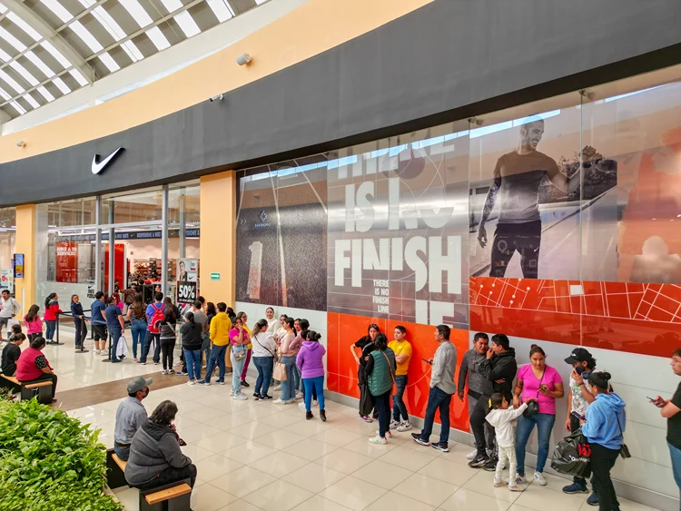 Personas formadas para aprovechar descuentos del Buen Fin en tienda Nike Outlet