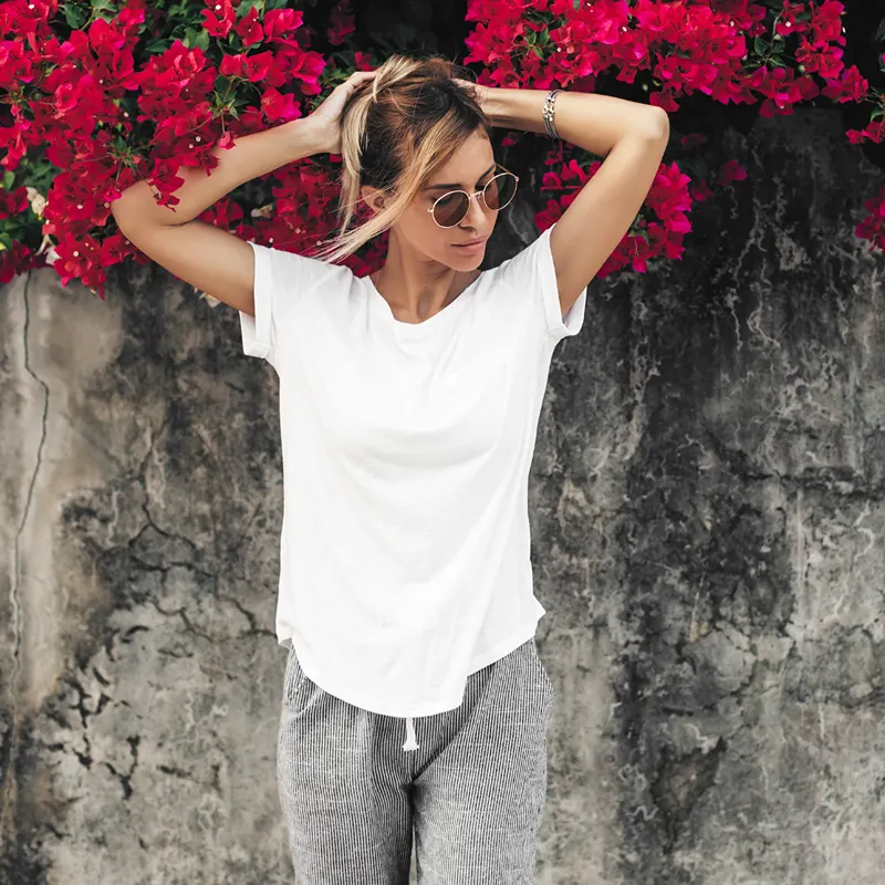 Playera Mujer Oversize outfit con pantalón a rayas