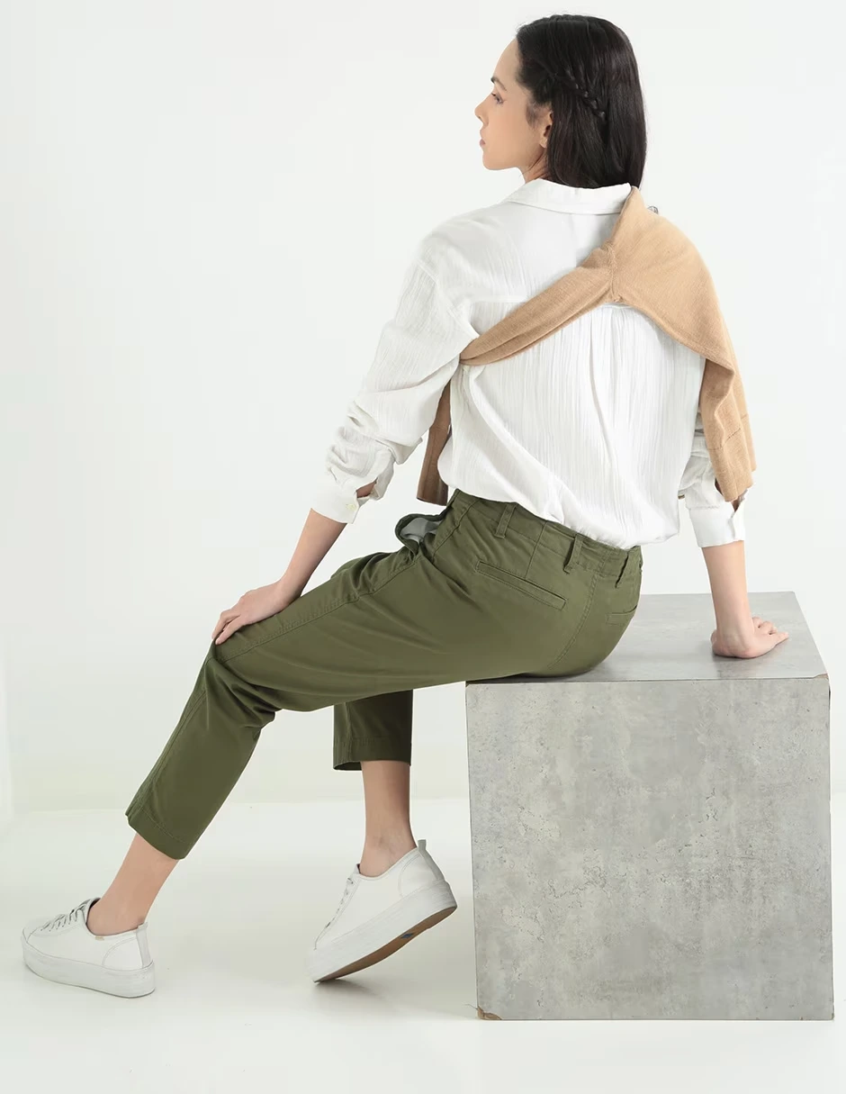 Pantalón para mujer verde militar combinado con blusa blanca