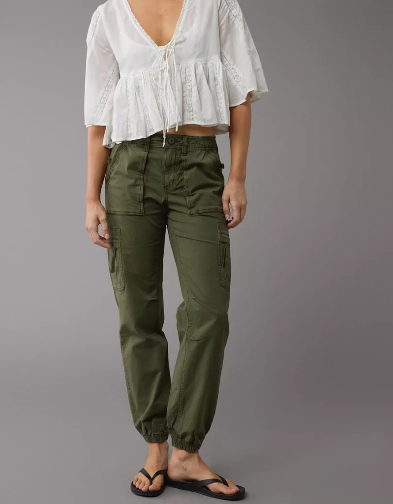 Pantalón verde militar combinado con blusa blanca