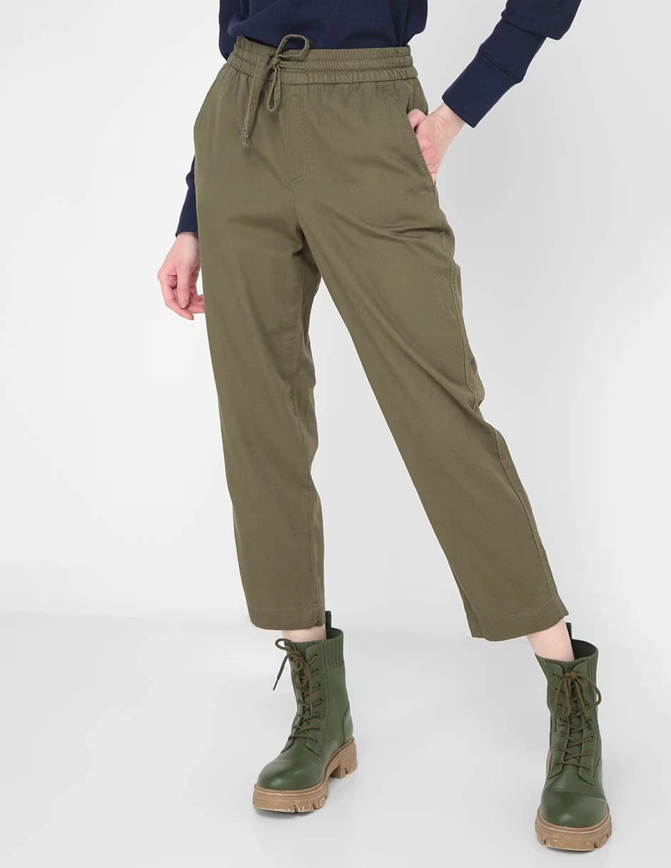 Ideas de outfit de botas con pantalón verde militar para mujer