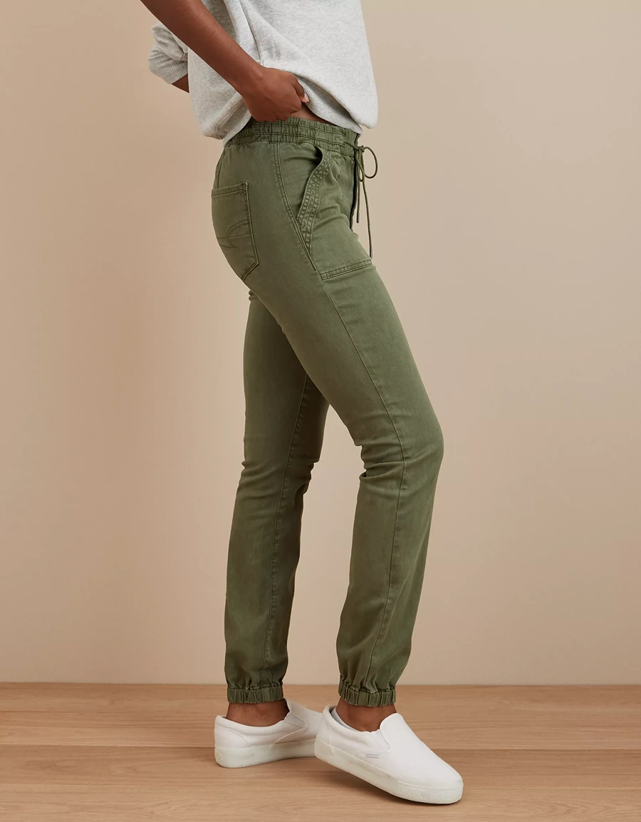 Pantalón verde con tenis