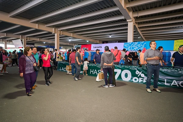 Lacoste y otras tiendas con ofertas en la Venta de Estacionamiento Outlet