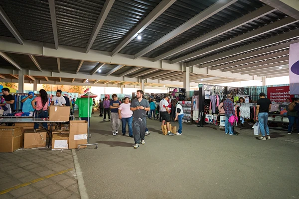 Las personas disfrutan de las ofertas en la Venta de Estacionamiento Outlet