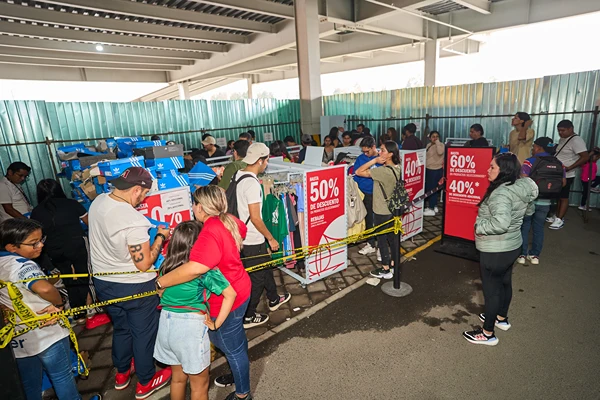 Grandes promociones en ropa de mujer en la Venta de Estacionamiento Outlet