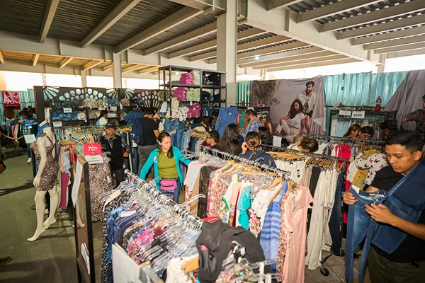 Familias comprando ropa en la Venta de Estacionamiento Outlet