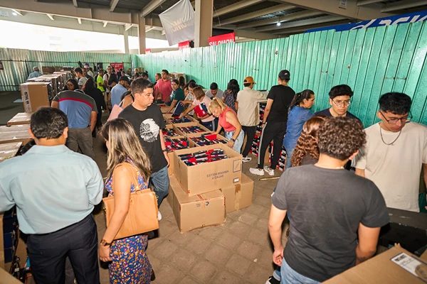 Cajas de tenis con descuentos en la Venta de Estacionamiento Outlet