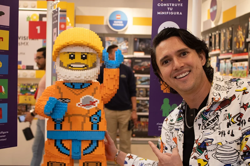 Cliente comprando Lego en tienda Outlet Puebla