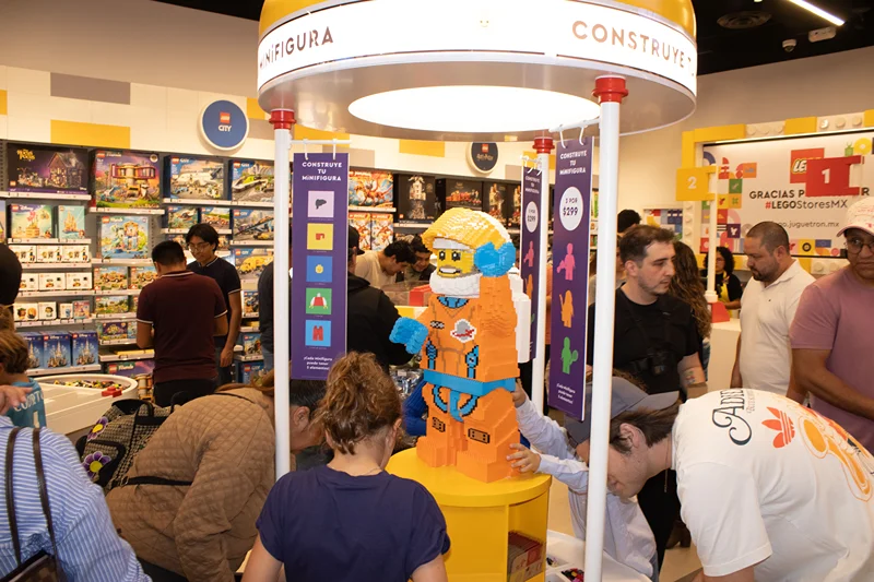 Clientes comprando Lego en tienda Outlet Puebla