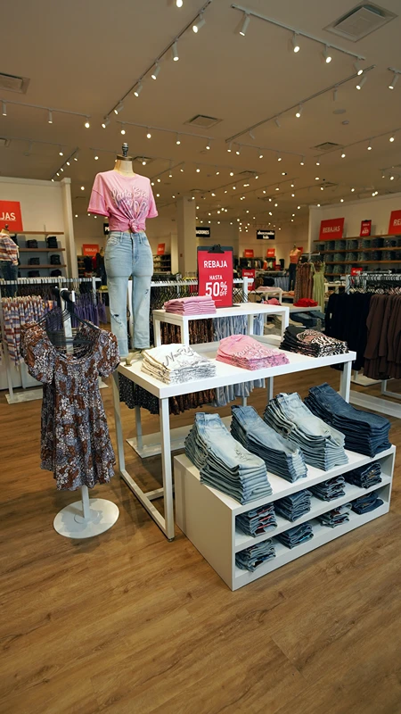 Abercrombie Fitch Outlet ropa dentro de la tienda