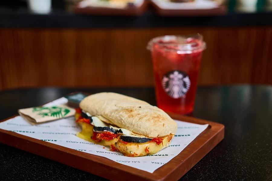 Chapata acompañada de bebida refrescante en Starbucks