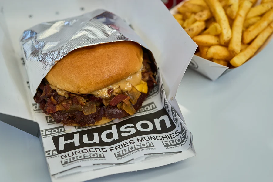 Hamburguesa Hudson con Papas en Outlet Puebla Premier