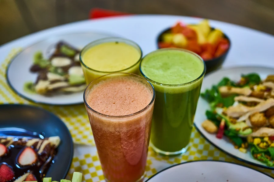 Jugos nutritivos en restaurante Fresh
