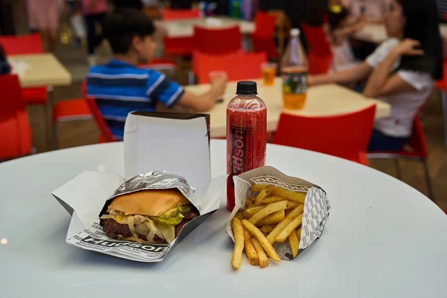 Hamburguesa Hudson con agua