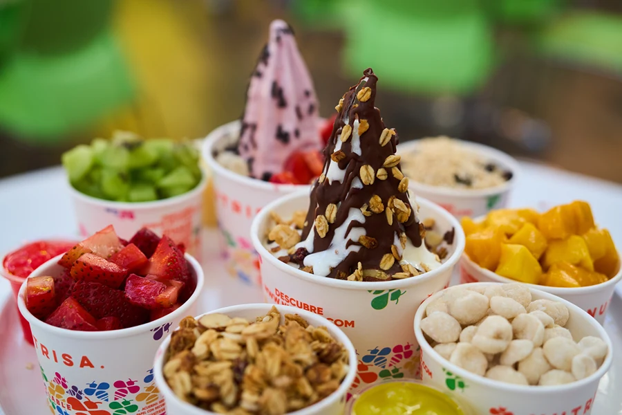Helados con chocolate y frutas Nutrisa