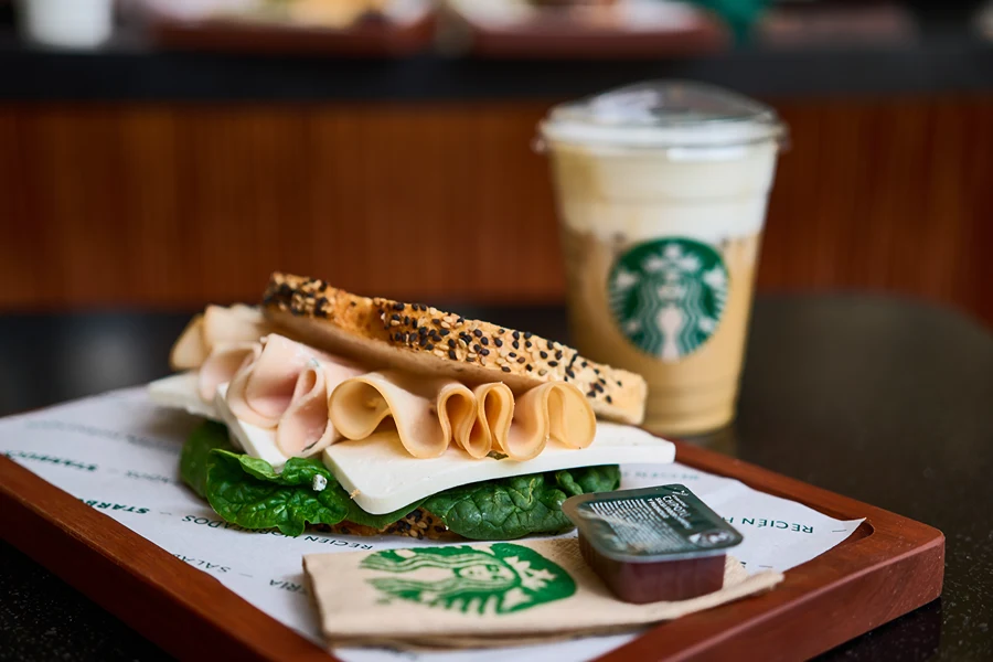 Sándwich de Pavo y Panela acompañado de con café Starbucks