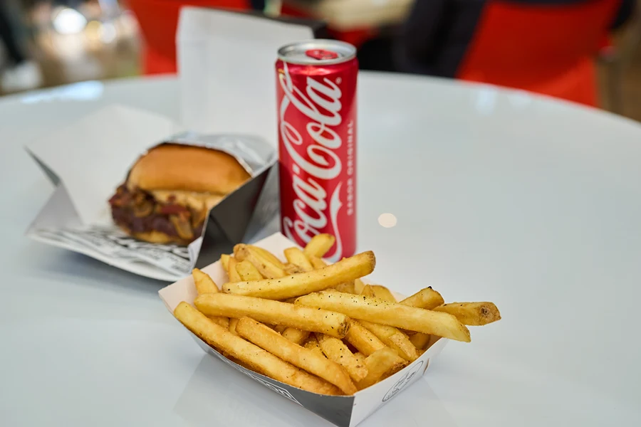 Hamburguesa Hudson con papas y Coca Cola