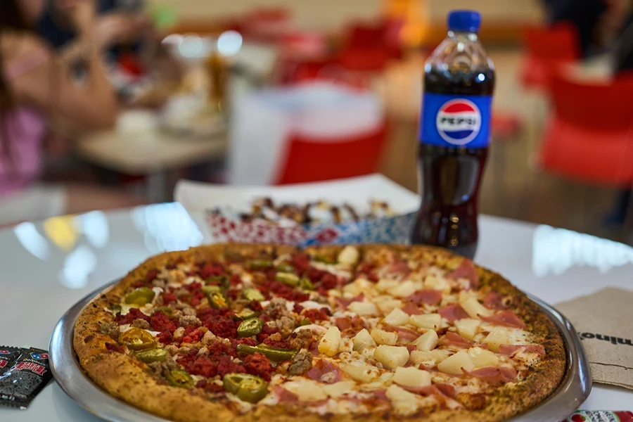 Pizza con refresco en Domino's Pizza