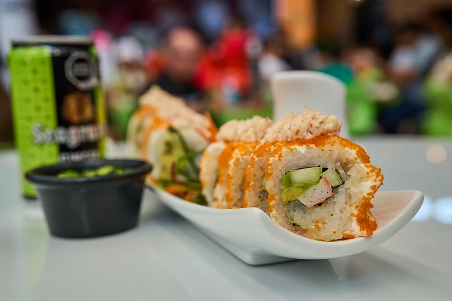 Rollos de sushi en restaurante Shirushi