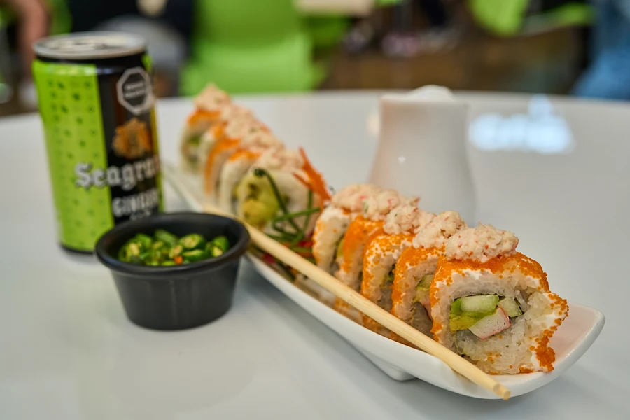 Rollitos de sushi en restaurante Shirushi Outlet Puebla Premier