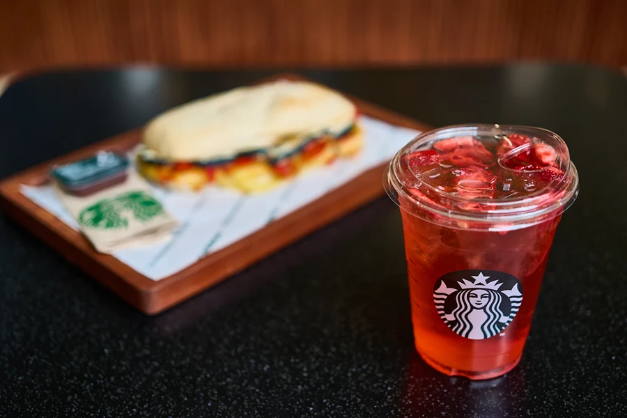 Bebida fría Starbucks acompañada con una Chapata