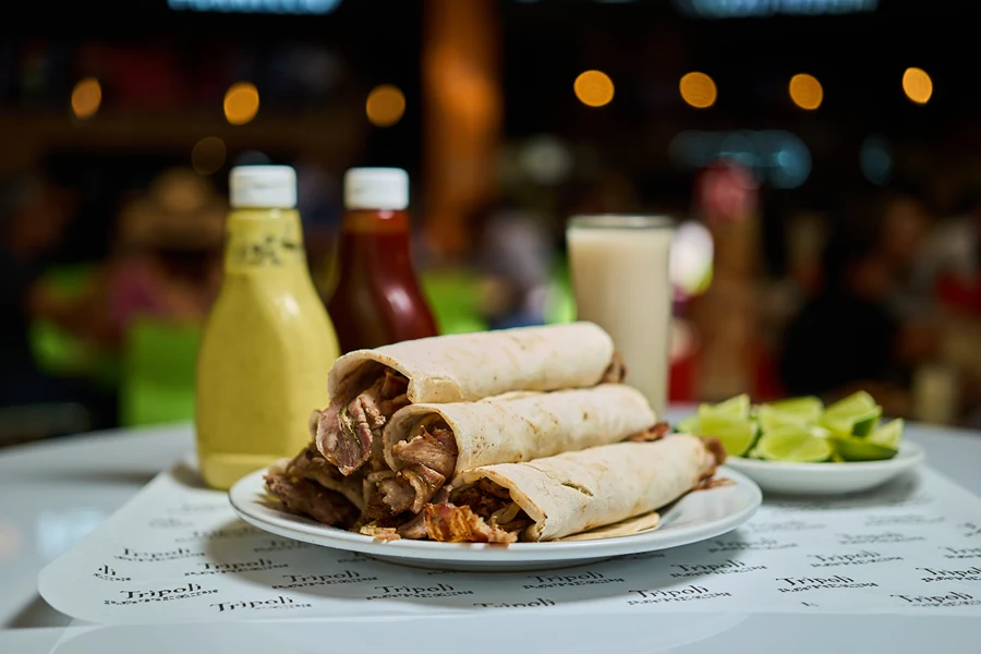 Deliciosos tacos árabes en restaurante Trípoli