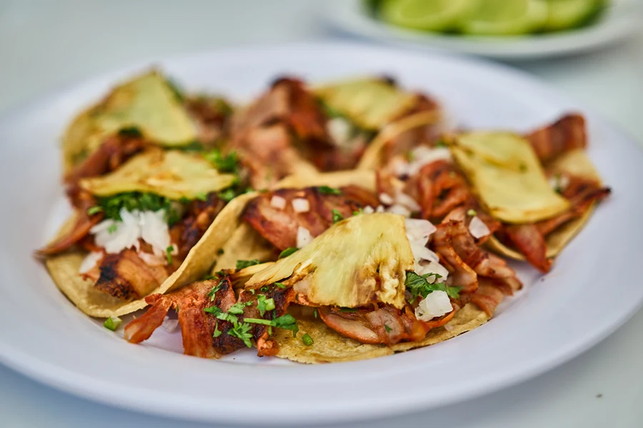 Tacos al pastor en taquería Muy Pastor