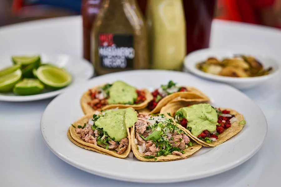 Exquisitos tacos en restaurante Muy Pastor de Outlet Puebla Premier