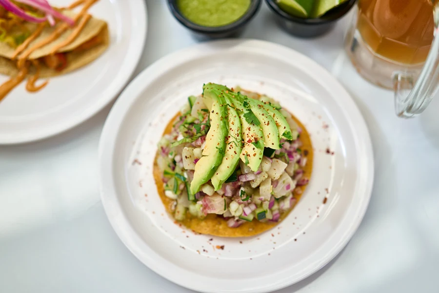 Tostada deliciosa en restaurante Fish & Gambas