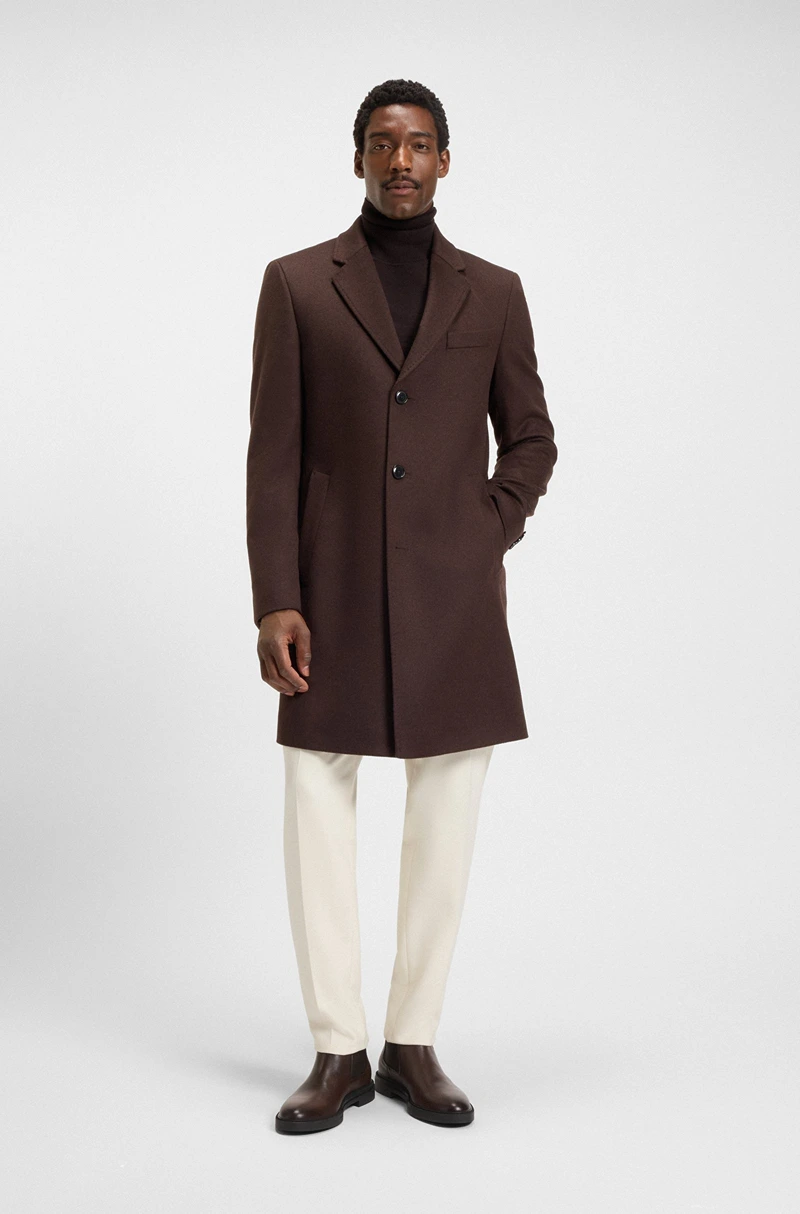 Outfit con botines Chelsea para hombre en color café marca BOSS