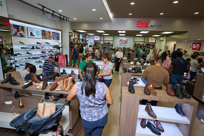 Personas realizan compras en Buen Fin plaza Outlet
