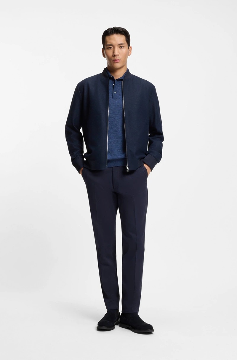 Outfit casual moderno de hombre con botines de gamuza marca BOSS