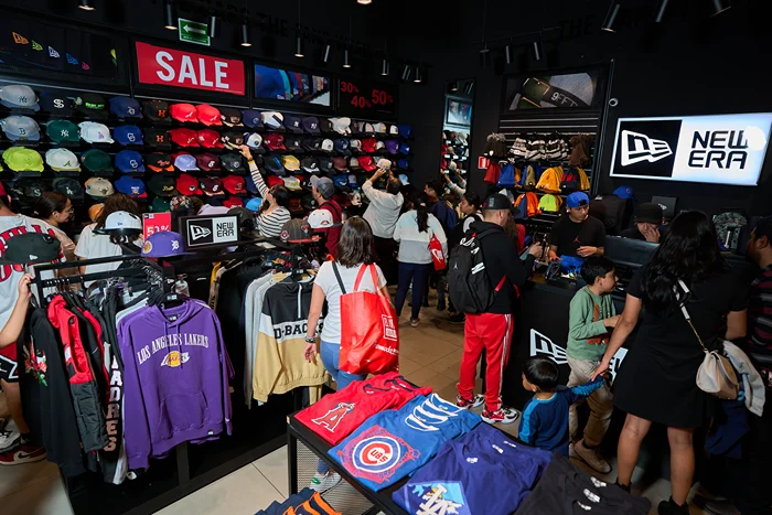 Personas aprovechan Buen Fin en plaza Outlet