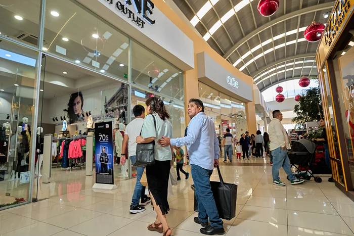 Gente comprando en Buen Fin Outlet