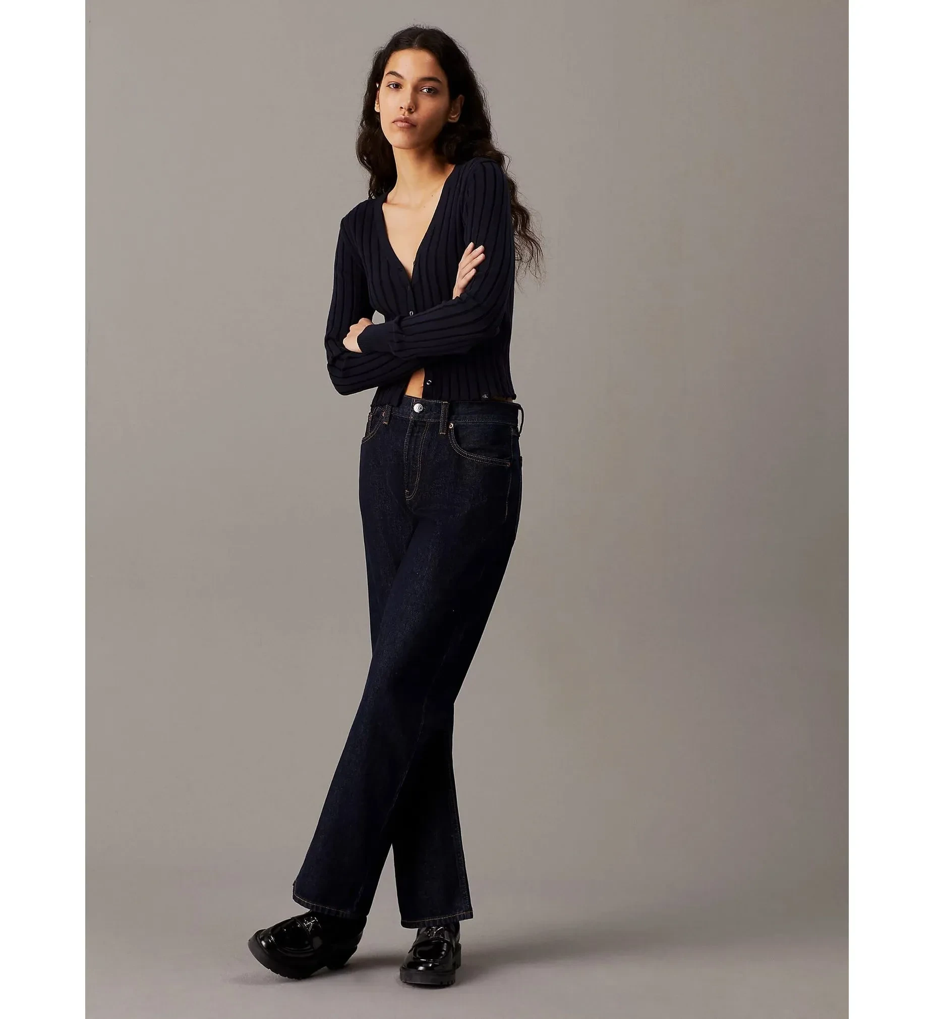 Suéter negro y pantalón negro con cinturón marca Calvin Klein