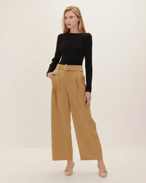 Outfit suéter negro con pantalón de vestir marca Julio