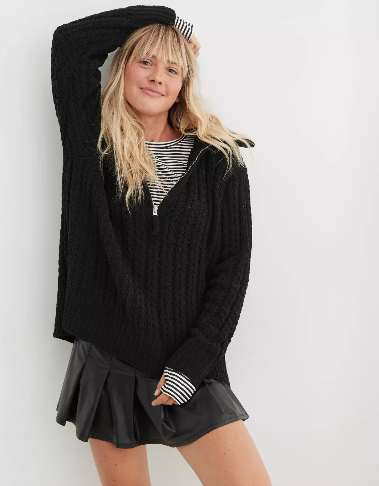 Suéter negro combinado con falda de la marca American Eagle
