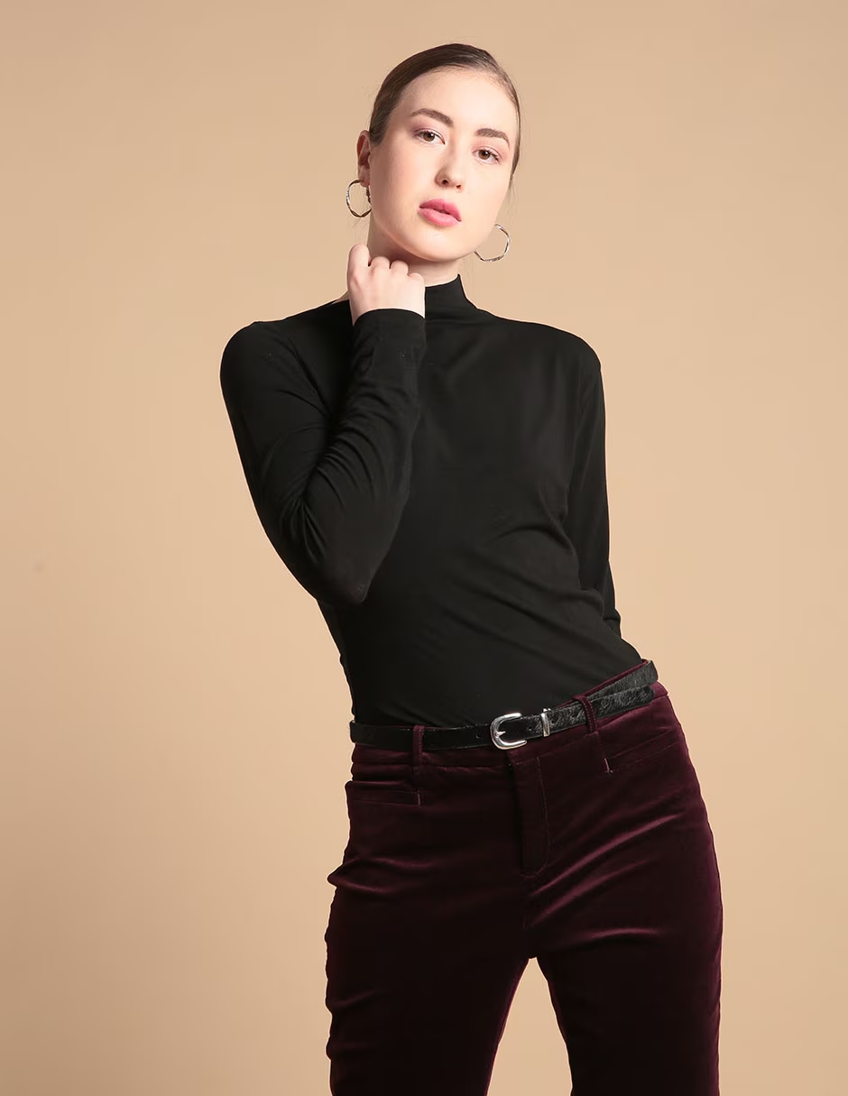 Outfit de suéter negro con pantalón de gamuza color rojo