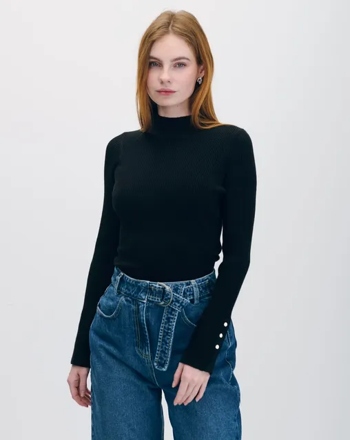 Suéter negro con botones y jeans marca Julio