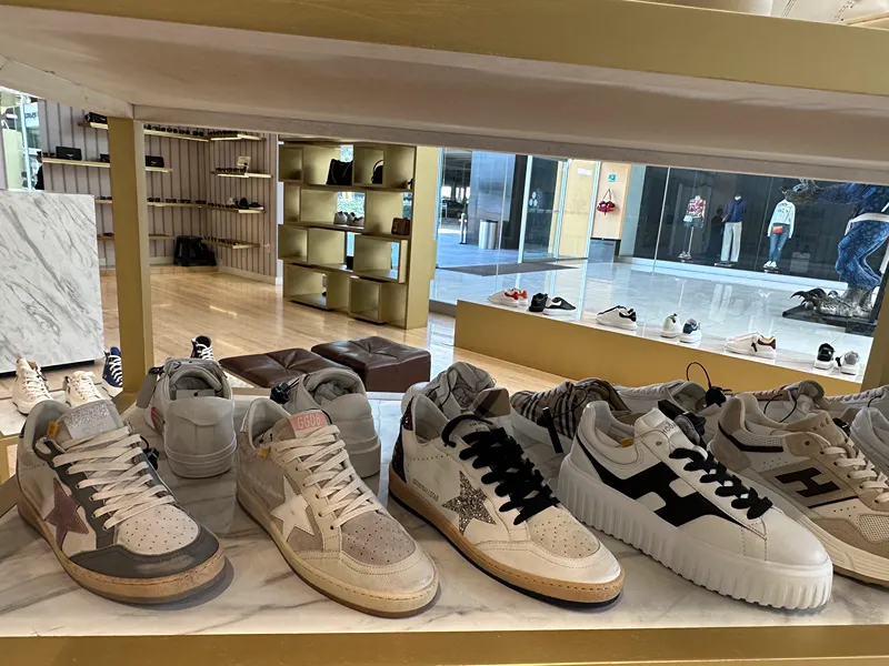 Tenis con descuento en tienda LUXE OFF