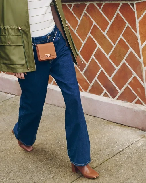 Outfit botas cafés con jeans anchos o wide leg marca Julio