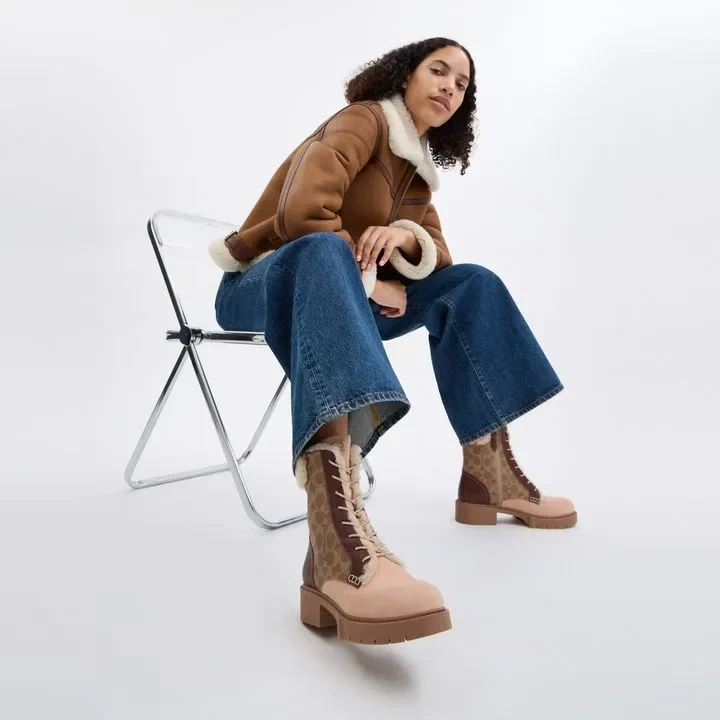 Outfit con botas Café marca Coach