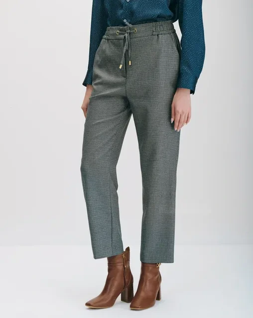 Outfit pantalones de vestir con botas cafés marca Julio