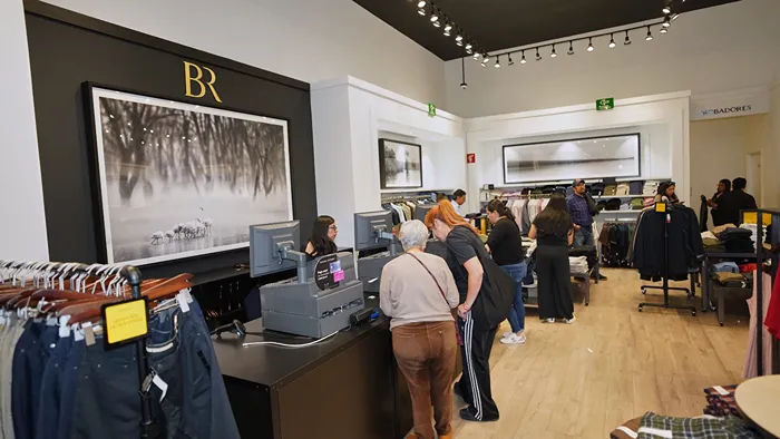 Interior de la tienda Banana Republic Store con clientes aprovechando las ofertas del Buen Fin en Outlet Puebla