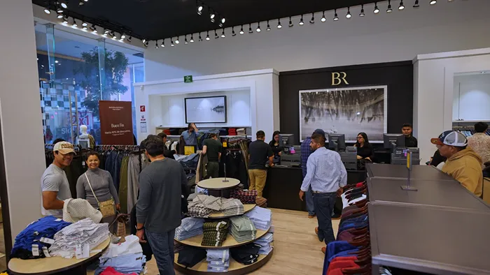 Promociones de Banana Republic durante el evento del Buen Fin en Outlet Puebla Premier