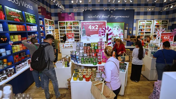 Ambiente de compras en Bath & Body Works dentro del outlet durante los días de descuento
