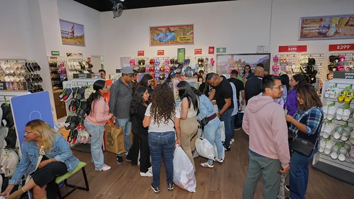 Variedad de modelos Crocs disponibles con precios de Buen Fin en el outlet